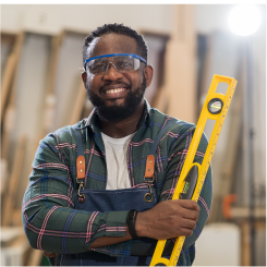 Três fotos de trabalhadores da construção civil usando equipamentos de segurança. A primeira imagem mostra uma mulher sorridente com capacete e colete refletivo, segurando um walkie-talkie. A segunda imagem mostra um grupo de trabalhadores discutindo com capacetes e coletes refletivos. A terceira imagem mostra um homem sorridente com óculos de segurança e colete refletivo, segurando um nível de bolha.