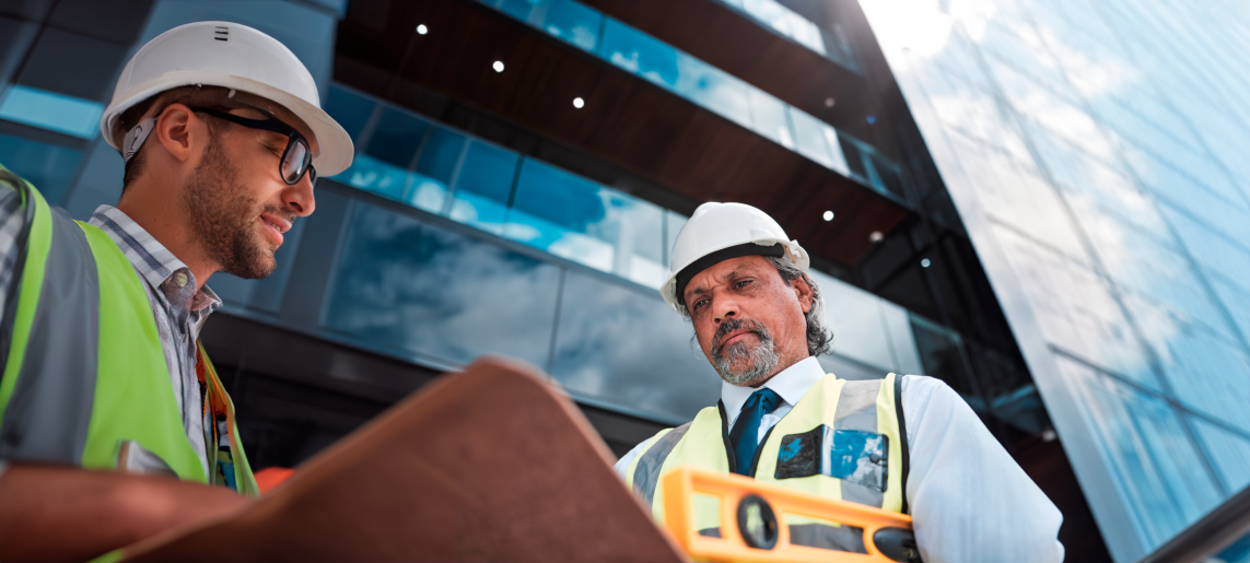 Duas pessoas conversando em um escritório.